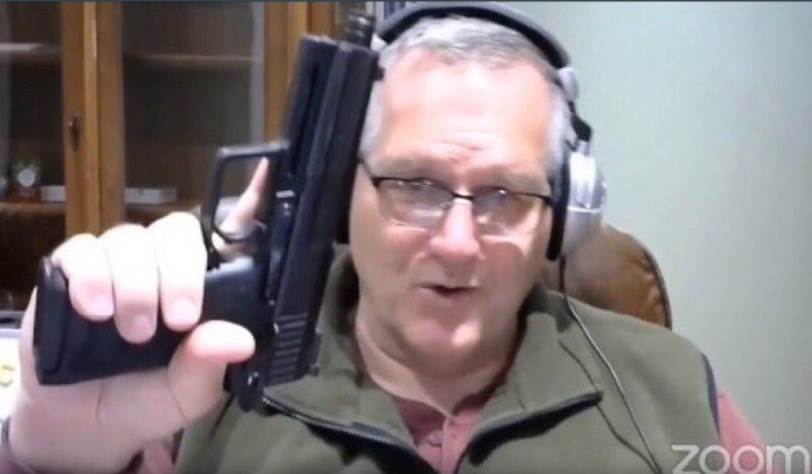 John Cobin Levantando su .45 cal H&K en 2019